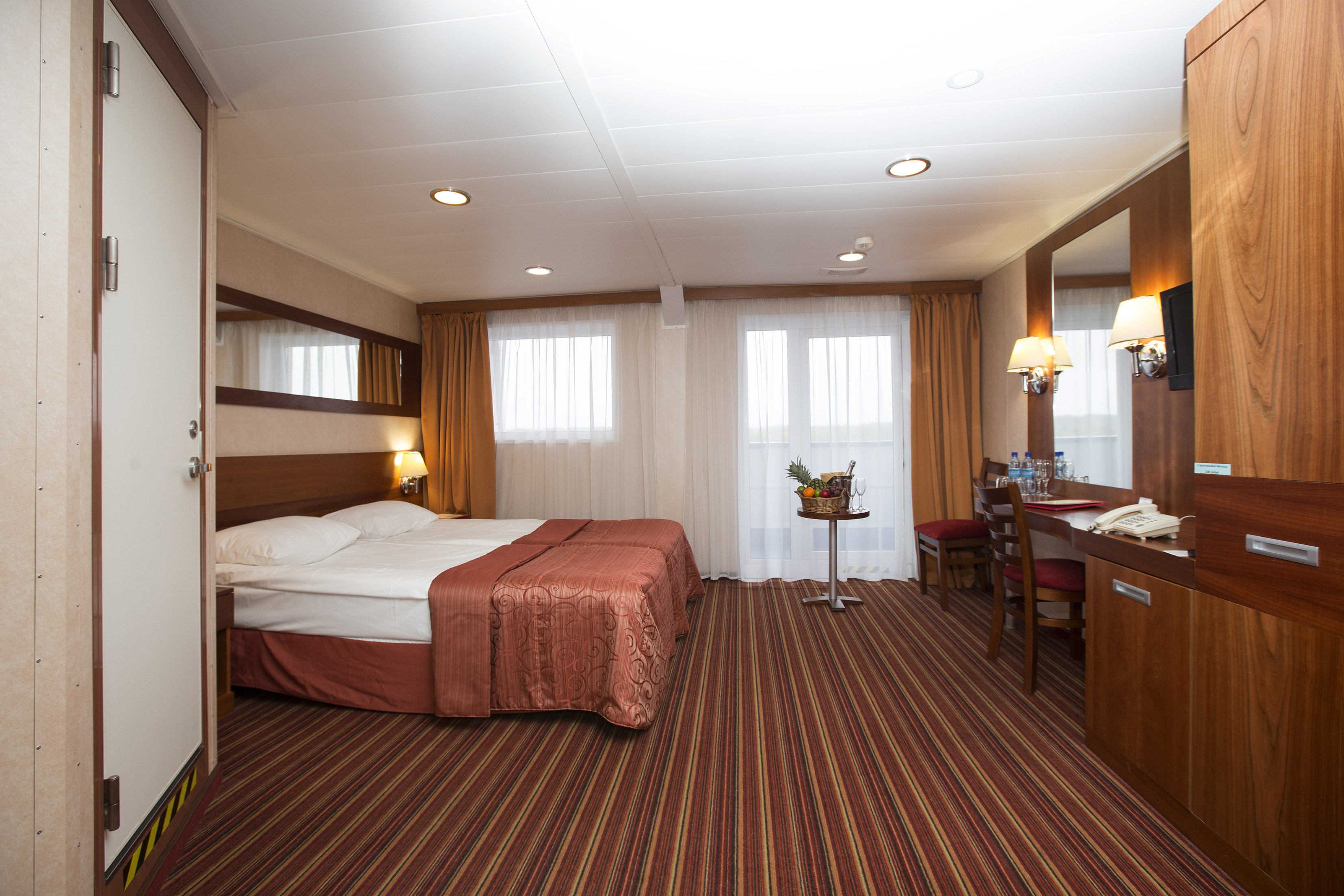 CroisiEurope Rostropovitch Suite 1.jpg